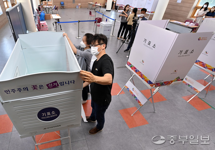 제8회 전국동시지방선거를 앞두고 수원시 광교1동 행정복지센터에서 관계자들이 투표소 설치 작업을 하고 있다. 중부포토DB