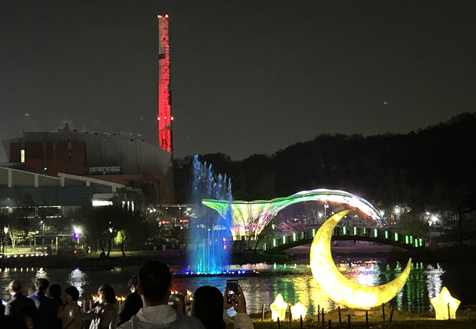 김포한강자원화센터 굴뚝을 무대로 개최된 야외조명 경관 공연.사진=김포시