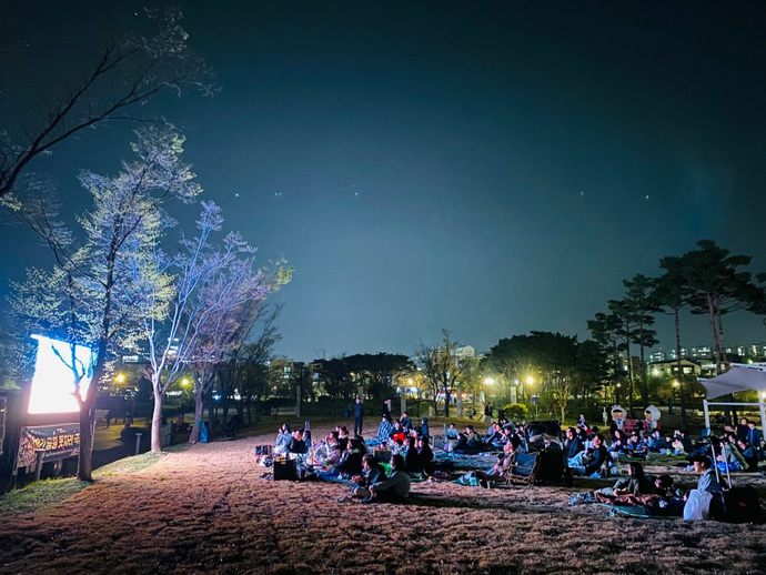 김포시한강중앙공원과 마송중앙공원에 마련된 야간돗자리극장. 사진=김포시