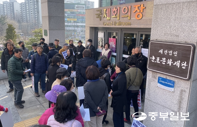 지난 3월 군포문화예술회관에서 열린 시흥~수원 민자고속도로 전략환경영향평가 주민설명회 현장. 주민과 시민단체가 환경 훼손 우려 등을 이유로 설명회 개최에 반대하며 항의하고 있다. 손용현기자