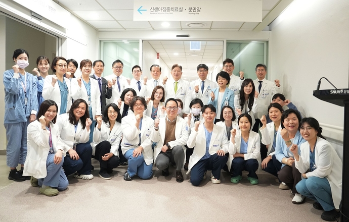 신생아중환자실 확장 개소 후 집행진과 의료진들이 화이팅을 하고 있다. 사진=분당서울대병원