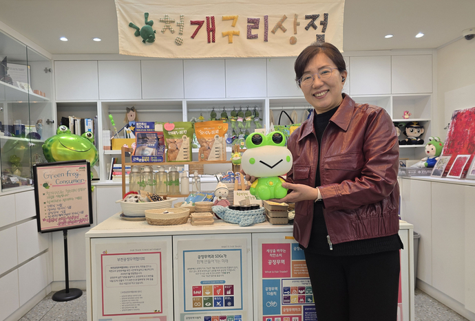 이정아 부천시1388청소년지원단장이 청개구리상점에서 상품을 손에 들고 웃어보이고 있다. 박영재기자