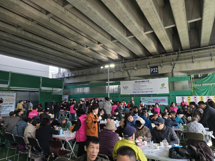 남양주시 장애인단체연합회가 평내동 장애인장학회 무료급식소에서 개최한 ‘일일 밥집’ 행사에 많은 이가 함께하고 있다. 사진=남양주시장애인단체연합회