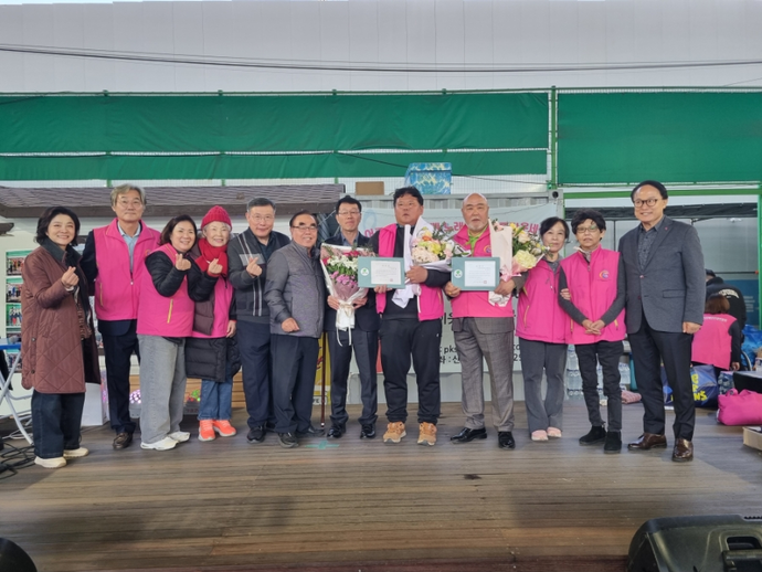 남양주시 장애인단체연합회 공로상 수상자들이 각 단체 관계자들과 기념촬영하고 있다. 사진=남양주시장애인단체연합회