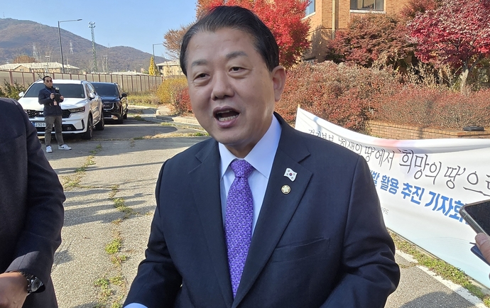 김병주 의원이 12일 오후 의정부시 가능동 캠프 레드클라우드에서 취재진과 대화를 나누고 있다. 박홍기 기자