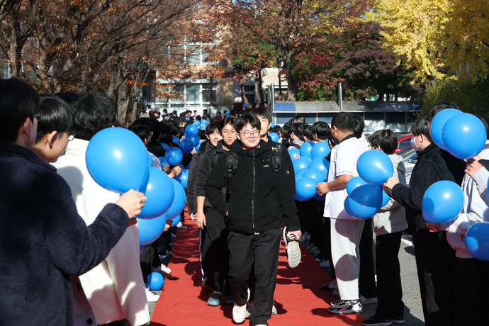12일 수성고등학교가 ‘수능 출정식’을 열고 2026학년도 수능에 응시하는 학생들을 응원하고 있다. 사진=경기도교육청