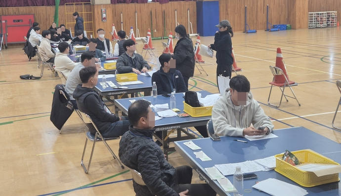 12일 수원북중학교에서 수원 관외 졸업생을 위한 수험표를 배부하고 있다. 이성관 기자