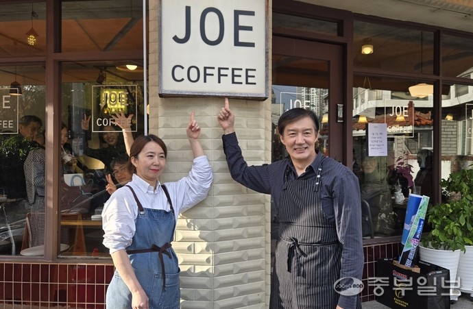 조국혁신당 조국 당대표 후보가 11일 의정부 가능동 소재 카페 앞에서 기념 촬영을 하고 있다. 사진=박홍기 기자