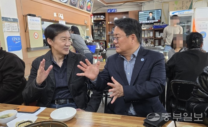 조국 당대표 후보와 장수봉 전 의정부시의회 부회장이 11일 의정부 가능동 소재 식당에서 대화를 나누고 있다. 사진=박홍기 기자