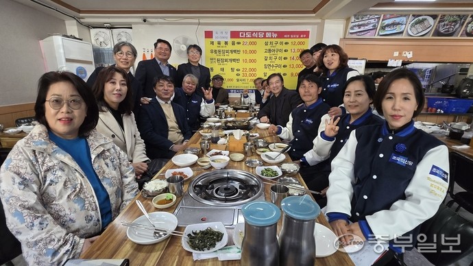 조국혁신당 조국 당대표 후보가 11일 의정부 가능동 소재 식당에서 당원들과 기념 촬영을 하고 있다. 사진=박홍기 기자