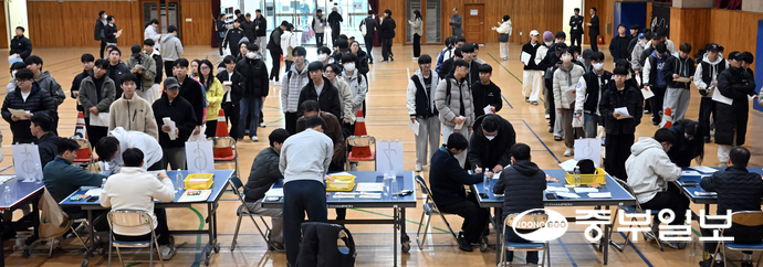 2026학년도 대학수학능력시험 예비소집일인 12일 오전 수원시 장안구 수원북중학교에서 수험생들이 수험표를 배부 받고 있다. 김경민기자