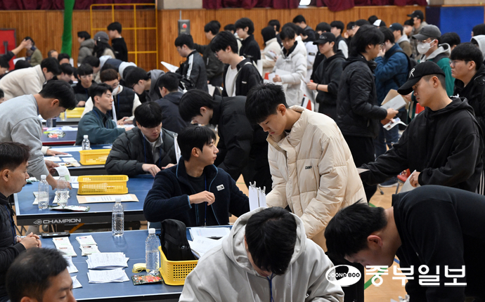 2026학년도 대학수학능력시험 예비소집일인 12일 오전 수원시 장안구 수원북중학교에서 수험생들이 수험표를 배부 받고 있다. 김경민기자