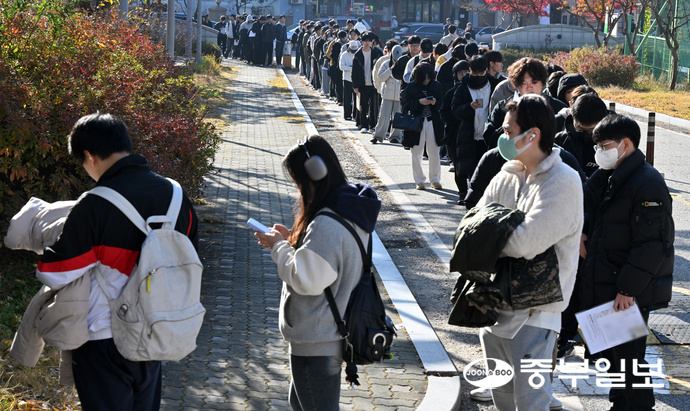 2026학년도 대학수학능력시험 예비소집일인 12일 오전 수원시 장안구 수원북중학교에서 수험생들이 수험표를 배부 받기 위해 길게 줄지어 있다. 김경민기자