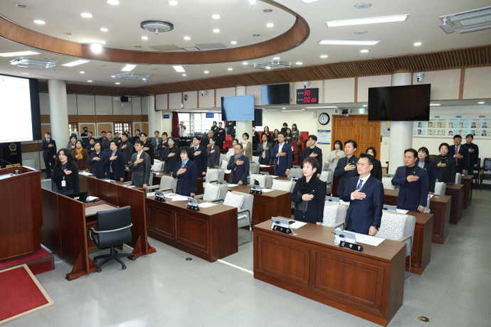 고양특례시의회 시의원들이 12일 본회의장에서 제299회 제2차 정례회 개회식에서 국기에 대한 경례를 하고 있다. 사진=표명구기자