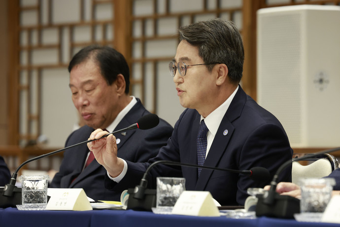 김동연 경기도지사가 12일 용산 대통령실에서 열린 이재명 대통령 주재 중앙지방협력회의에서 발언하고 있다.  연합뉴스