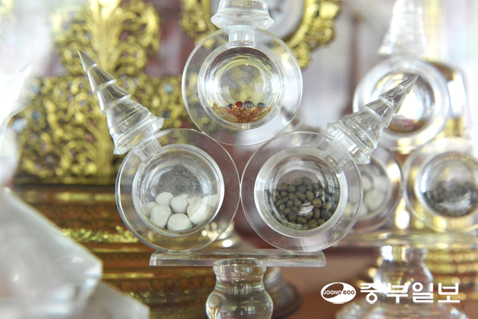 적멸보궁 안에 봉안된 다양한 모습의 진신사리. 주수완
