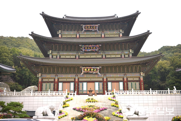 신응수 대목장이 지은 대광사 미륵전. 주수완