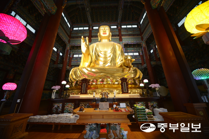 높이 17m, 무게 200톤의 대광사 청동미륵대불. 주수완.