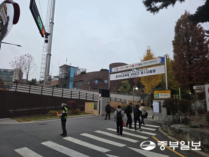 13일 오전 광명시 철산동 광명고등학교 시험장에 수험생들이 입실하고 있다. 최진규기자