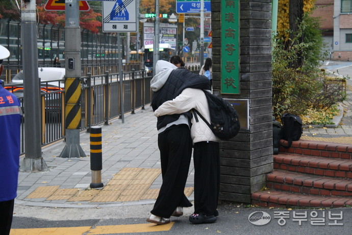 2026학년도 대학수학능력시험(수능)이 치러지는 하남 남한고등학교 정문에서 수험생과 가족들이 끌어안고 격려하는 모습. 한바오로 인턴기자.