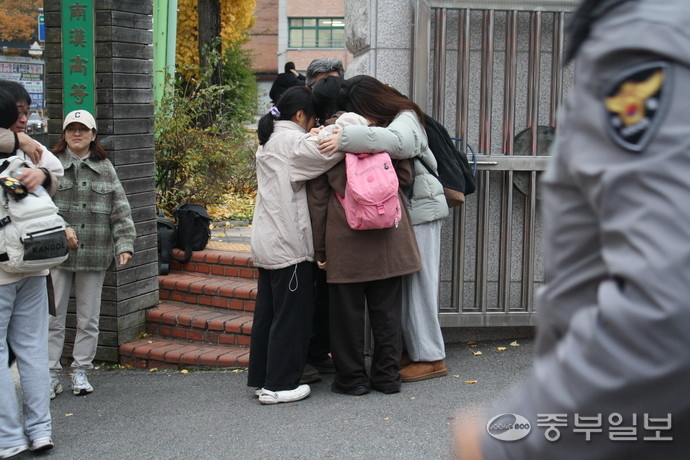 2026학년도 대학수학능력시험(수능)이 치러지는 하남 남한고등학교 정문에서 수험생들이 서로 끌어안고 격려하는 모습. 한바오로 인턴기자.
