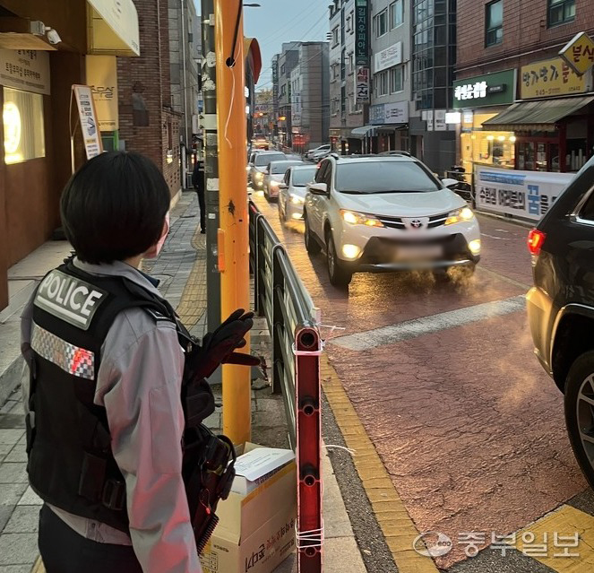 수능 당일인 13일 수원 영복여자고등학교 앞 도로에서 경찰이 교통 통제를 하고 있다. 천민형 기자