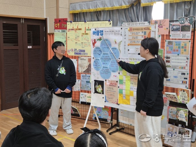 지난달 29일 광주 만선초등학교 IB PYP 공개수업에서 6학년 학생들이 발표회를 진행하고 있다. 이성관 기자