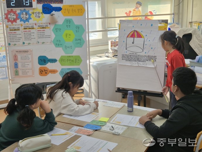 ​지난달 29일 광주 만선초등학교 IB PYP 공개수업에서 2학년 학생들이 발명 아이디어를 발표하고 있다. 이성관 기자​