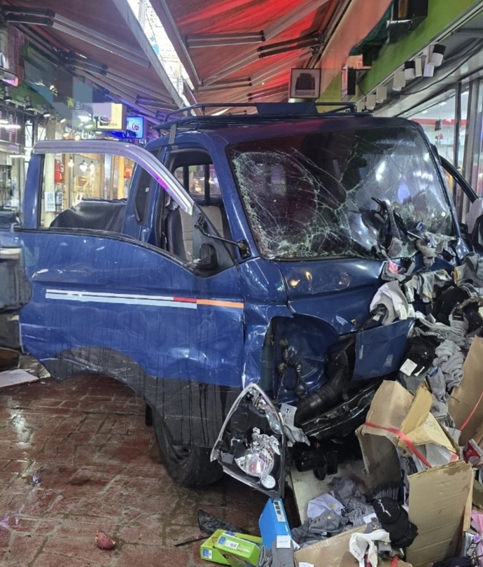 13일 오전 부천제일시장에 트럭 돌진 사고가 발생해 있다. 사진=경기도소방재난본부