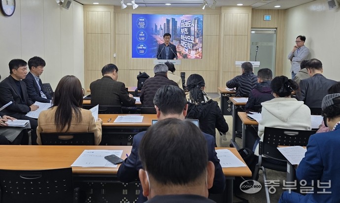 13일 부천시청 브리핑실에서 장환식 주택국장이 각종 추진정책에 대해 설명을 하고 있다. 박영재 기자