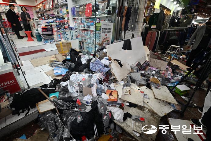 13일 오후 부천시 오정구 부천제일시장에서 A씨가 몰던 1톤 트럭이 시장내부로 돌진하는 사고가 발생한 가운데 사고 현장이 처참한 모습을 보이고 있다. 이 사고로 인해 심정지 2명, 9명 중상 등 20여명의 사상자가 발생했다. 김경민기자