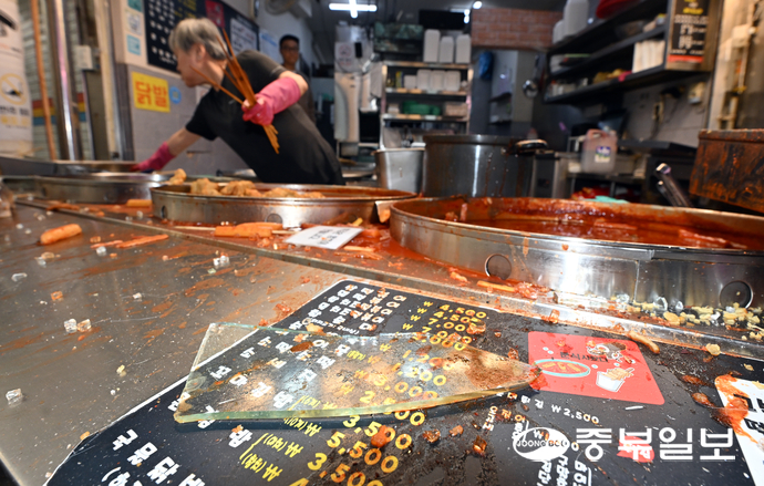 13일 오후 부천시 오정구 부천제일시장에서 A씨가 몰던 1톤 트럭이 시장내부로 돌진하는 사고가 발생한 가운데 사고 현장이 처참한 모습을 보이고 있다. 이 사고로 인해 심정지 2명, 9명 중상 등 20여명의 사상자가 발생했다. 김경민기자