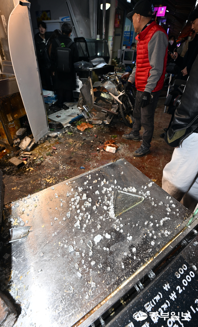 13일 오후 부천시 오정구 부천제일시장에서 A씨가 몰던 1톤 트럭이 시장내부로 돌진하는 사고가 발생한 가운데 사고 현장이 처참한 모습을 보이고 있다. 이 사고로 인해 심정지 2명, 9명 중상 등 20여명의 사상자가 발생했다. 김경민기자