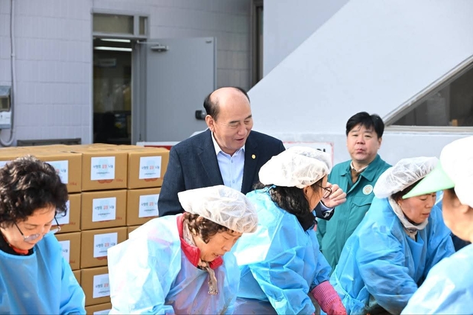 박형덕 동두천시장이 김장나눔 행사장을 찾아 봉사자들을 격려하고 있다. 사진=박형덕 동두천시장 SNS 캡처