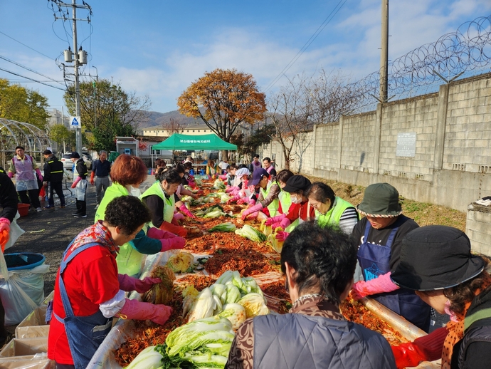 동두천시 보산동에서 새마을남녀지도자협의회와 지역 단체 봉사자들이 정성스럽게 김치를 버무리며 ‘사랑의 김장나눔’ 행사를 진행하고 있다. 사진=동두천시청