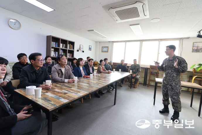 13일 포천 포성부대를 방문한 내촌면 직원들과 사회단체장들에게 신명진 부대장이 부대 소개를 하고 있다. 김두현 기자