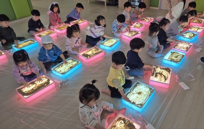 안산시육아종합지원센터가 관내 0~2세 어린이집 영아들을 대상으로 찾아가는 문화공연 ‘샌드아트’를 진행하고 있다. 사진=안산시육아종합지원센터