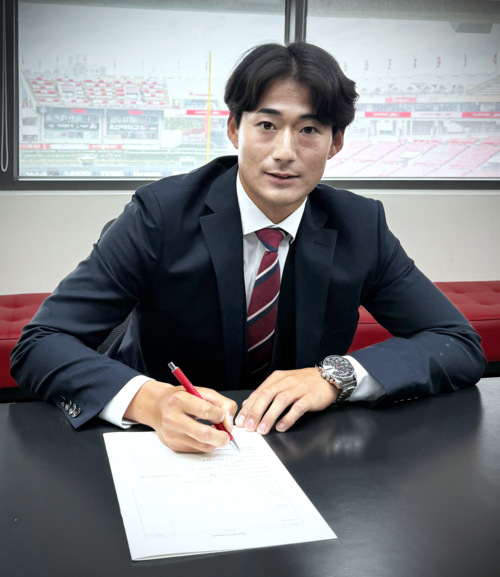 KT 첫 아시아쿼터 선수인  스키모토 코우키가 계약서에 서명하고 있다. 사진=KT위즈