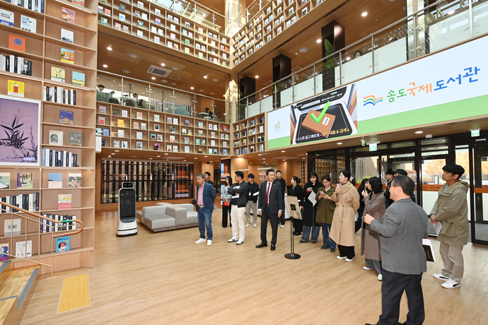 이재호 인천 연수구청장과 출입기자들이 13일 송도국제도서관에서 신긍우 연수구립도서관장으로부터 주요 시설에 대한 설명을 듣고 있다. 사진=연수구청