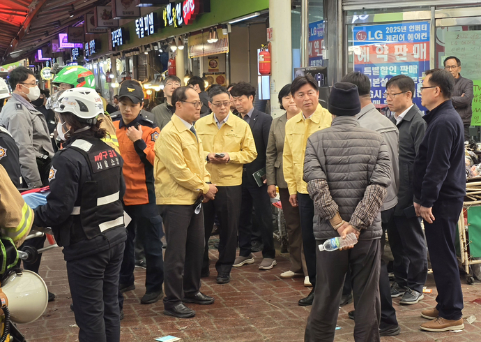 부천시 원종동 제일시장 트럭 돌진 사고 현장에 나간 조용익 시장이 관계자들로부터 현황을 파악하고 있다. 사진=부천시