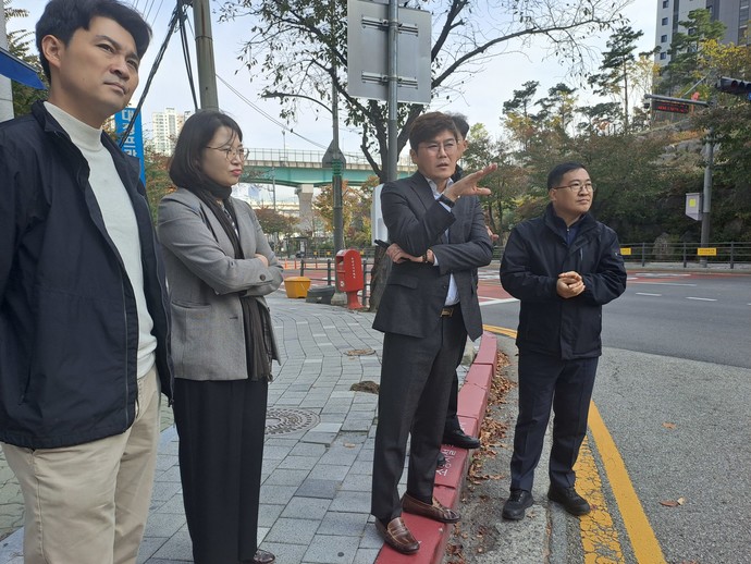 13일 안치용 용인특례시의회 의원이  기흥구 영덕2동 청현마을 신일아파트 앞 현장을 방문해 개선 방안을 모색했다. 사진=용인시의회