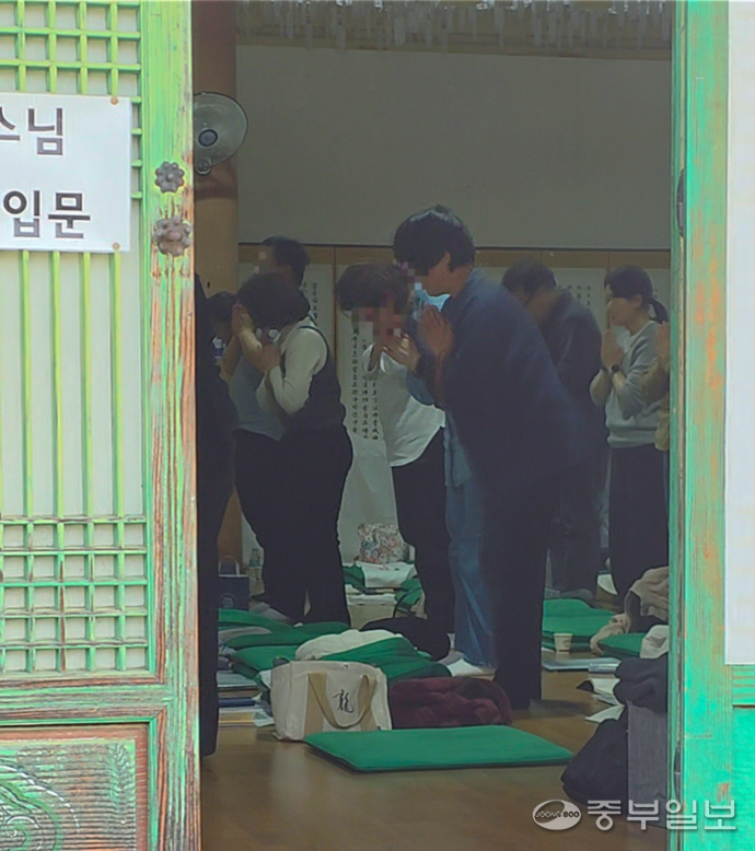 13일 오전 화성 용주사에서 ‘대학입시 합격발원 기도’를 하기 위해 법당에서 합장하는 수험생 학부모들. 이아현 기자.