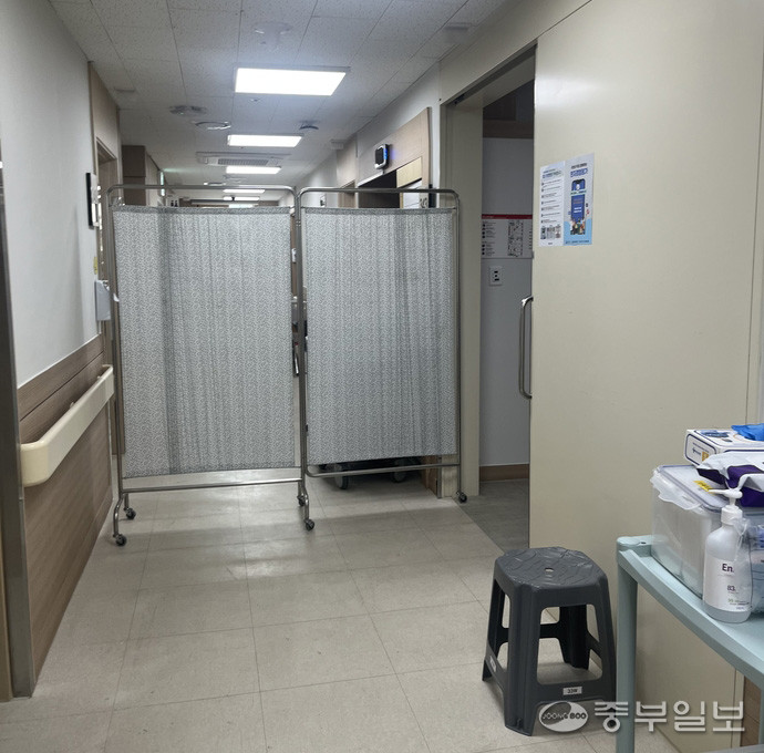 13일 오전 윌스기념병원 내 시험장으로 들어가는 입구를 제한하기 위해 파티션이 세워져 있는 모습. 천민형 기자.