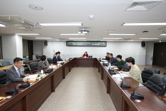 인천 서구의회 의원연구단체인 ‘서구 맞춤형 조례 입법 평가 연구단체’가 13일 의회 의원간담회장에서 연구용역 결과 보고회를 개최했다. 사진=서구의회