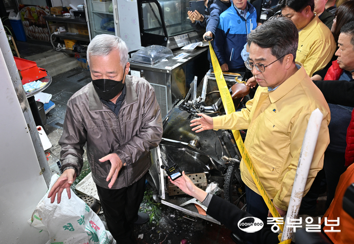 13일 오후 부천시 오정구 부천제일시장에서 A씨가 몰던 1톤 트럭이 시장내부로 돌진하며 사망 2명, 중상 9명 등 20여명의 사상자가 발생한 가운데 김동연 경기도지사가 사고 현장을 방문해 피해 상인들을 위로하고 있다. 김경민기자