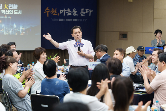 이재준 수원시장이 화서1동 새빛만남에서 주민들과 대화하고 있다. 사진=수원시청
