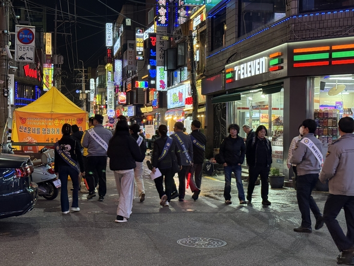 모란오거리 인근에서 청소년 선도 및 보호 캠페인이 진행되고 있다. 사진=성남중원경찰서