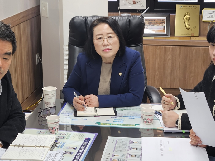 고선희 인천 서구의원이 14일 가좌동 건지공원 지하공영주차장의 새로운 해법 모색을 위한 실무협의를 주재하고 있다. 사진=서구의회