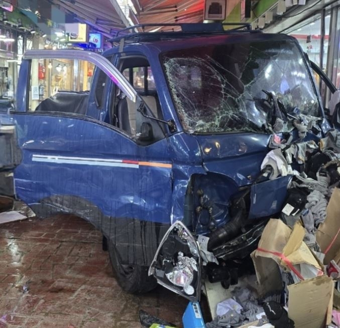 지난 13일 오전 부천시 제일시장에 트럭 돌진 사고가 발생해 있다. 사진=경기도소방재난본부