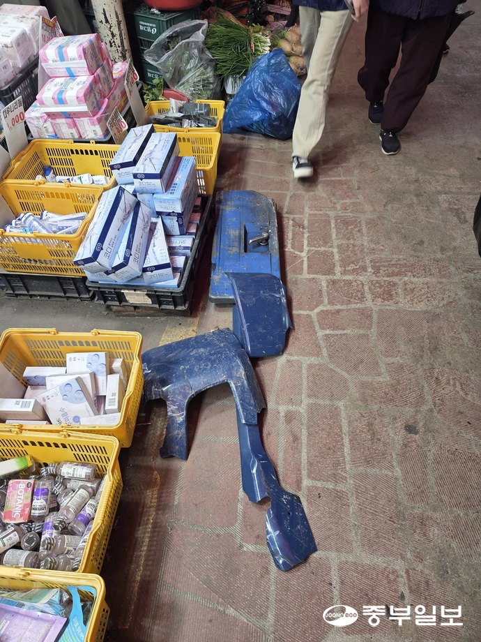 지난 13일 오전 부천시 제일시장에서 돌진한 트럭이 진열대 등과 충돌하며 떨어진 것으로 추정되는 차량 파편이 시장 내부 바닥에 나뒹굴고 있다. 최진규 기자